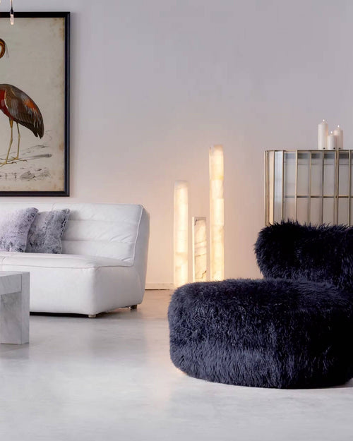 Side Profile of black Peachy Chair 