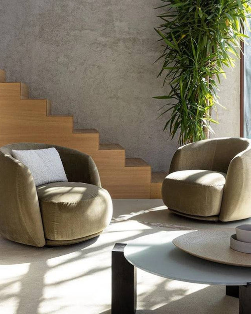 Luxurious and oversized Kalito armchair in a light gray fabric
