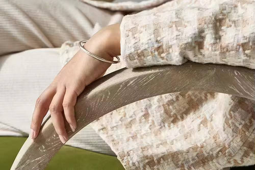 Side profile of Rumion Chair