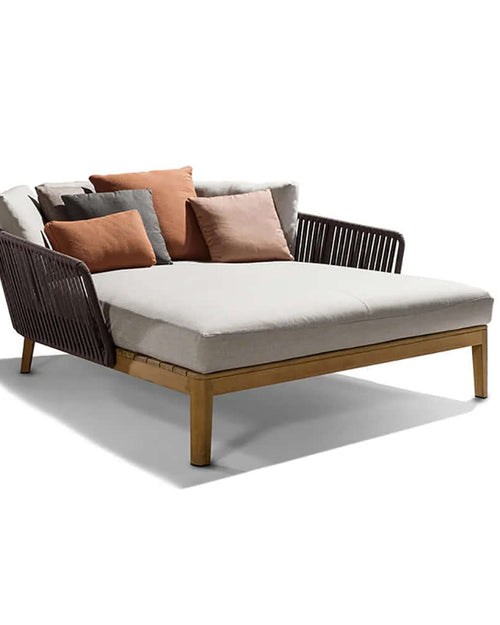Sunkris lounger in woven design with wood base