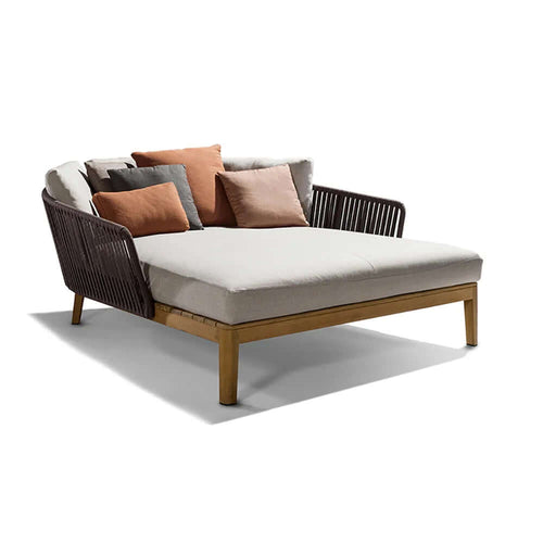 Sunkris lounger in woven design with wood base